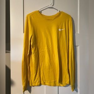Mens Nike size M long-sleeved tee.